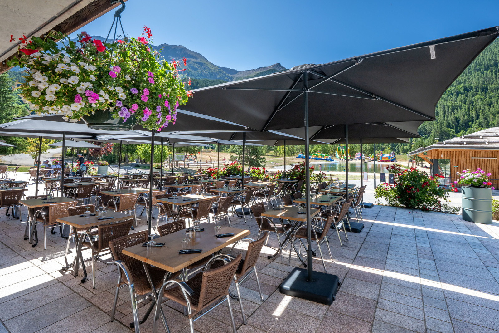 Auberge de La Gravière – salle et terrasse