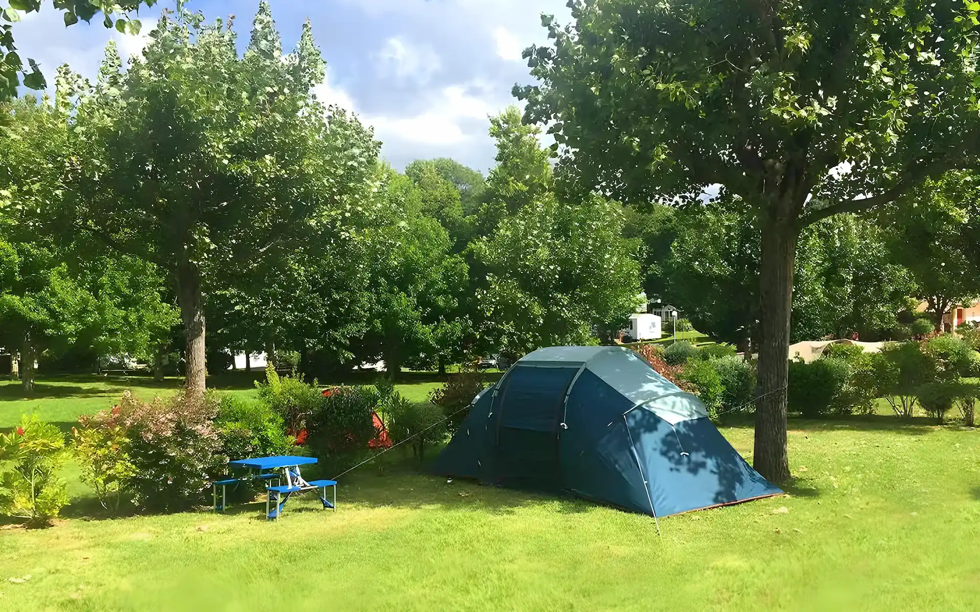 Emplacement tente seule au Camping Lou Draou
