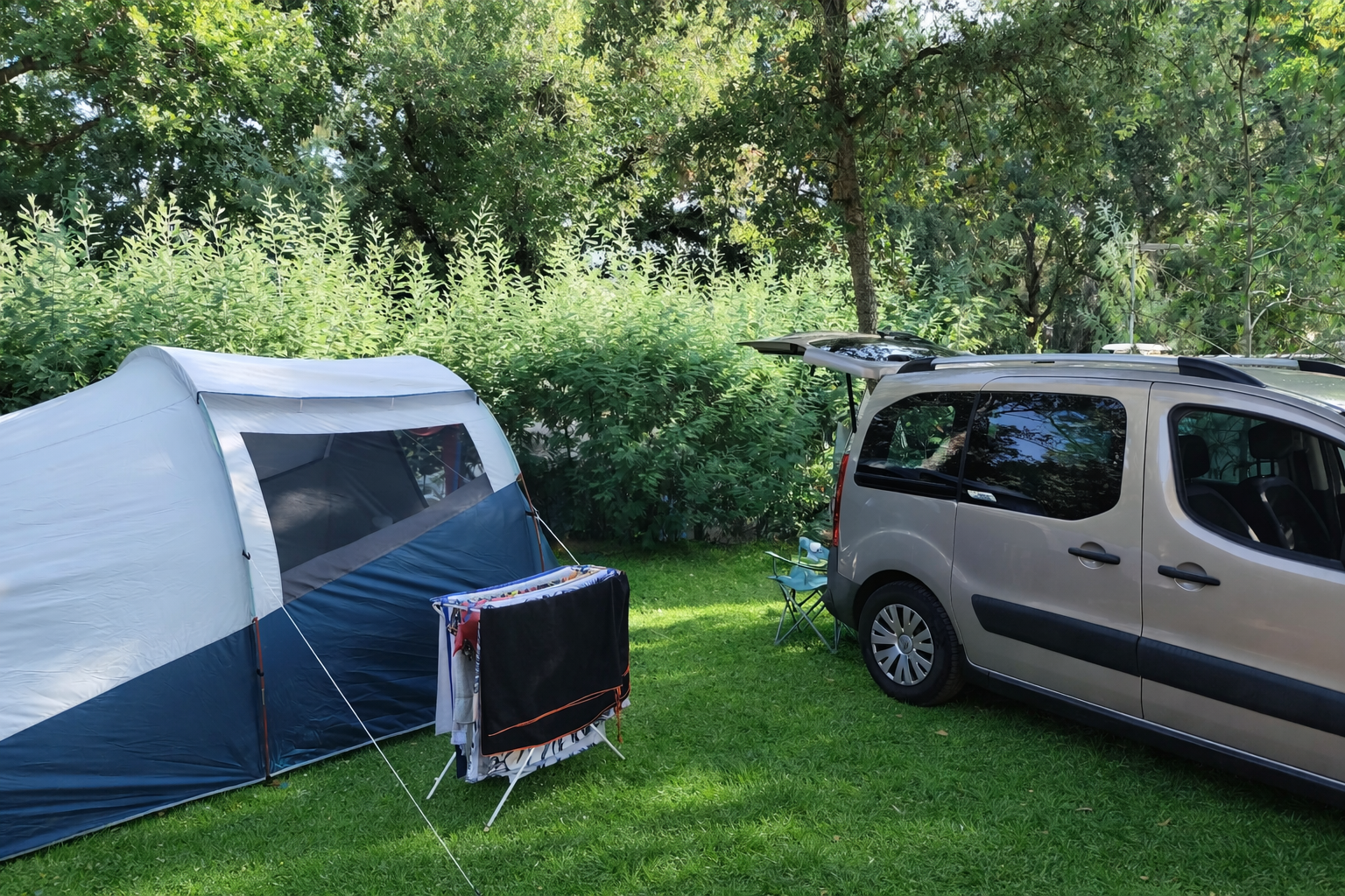 Emplacement tente avec véhicule au Camping Lou Draou